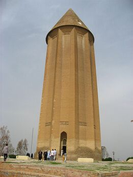 Ziyarî mimârisinin örneklerinen biri olan Günbed-i Kavus şehrindeki anıt kule.