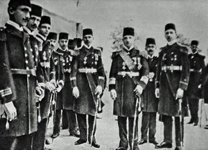 Yavuz ve Midilli Olayı'nın baş kahramanı olan Alman komutan Wilhelm Souchon ve Osmanlı donanmasının üniformalı subayları. (29 Ekim 1914)