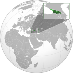Gürcistan tarafından fiilen yönetilen alan koyu yeşil renkle gösterilmiştir; iddia edilen ancak kontrol edilmeyen arazi açık yeşil renkte gösterilmiştir.