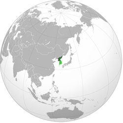 Kore Demokratik Halk Cumhuriyeti tarafından kontrol edilen alan koyu yeşil renkle gösterilmiştir; iddia edilen ancak kontrol edilmeyen arazi açık yeşil renkte gösterilmiştir