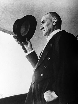 Mustafa Kemal Atatürk, Türkiye Cumhuriyeti'nin kurucusu ve ilk cumhurbaşkanıdır.