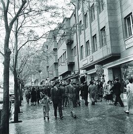 1950'lerde Anafartalar Caddesi'nde insanlar