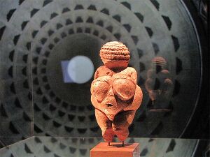 MÖ 28.000 - 25.000, Willendorf Venüsü, Viyana Doğa Tarihi Müzesi'nde