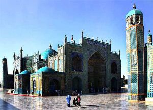 Mezar-ı Şerif'teki Mavi Camîi, Afganistan'daki en büyük camîidir.