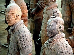 Günümüz Xi'an kentindeki İlk Çin İmparatoru'nun Mozolesi dışarısında keşfedilen Toprak Askerler (MÖ 210 civarı).