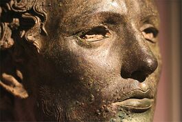 British Museum'daki bronz Cyrene başının detayı (M.Ö. 300).